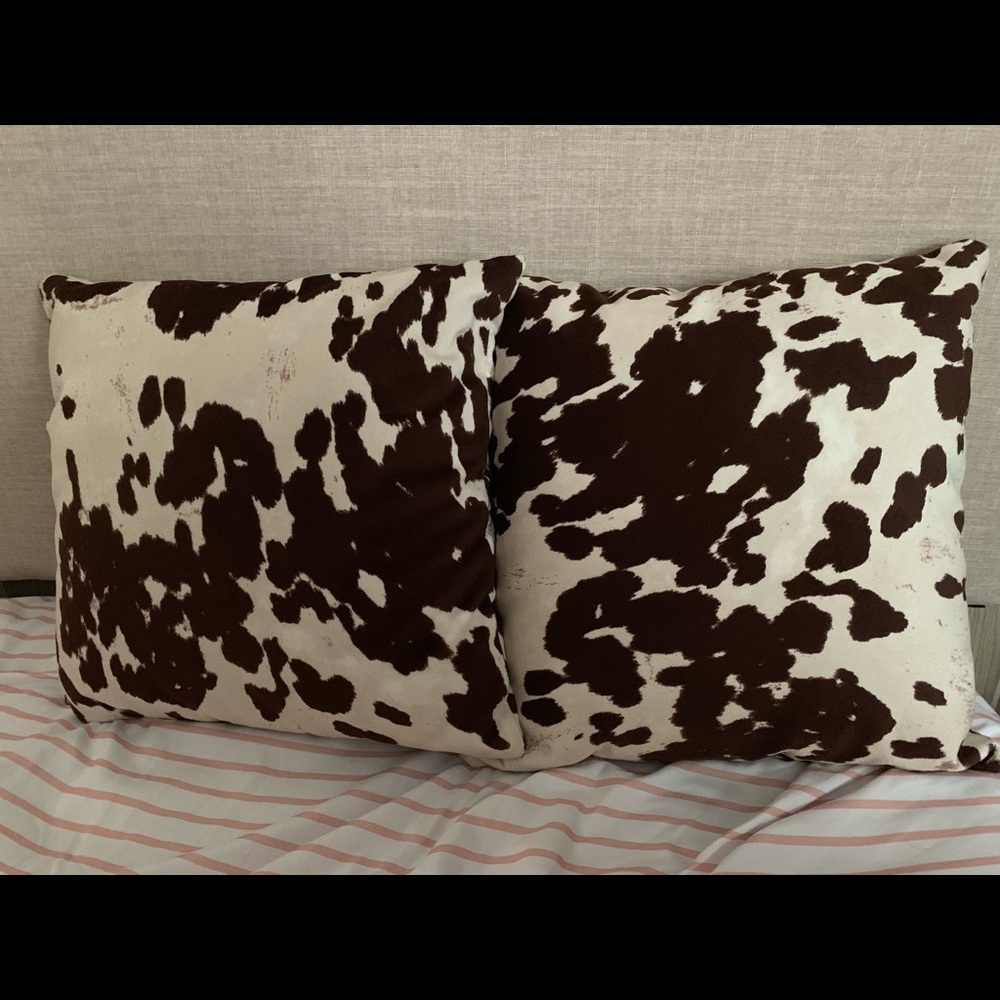 Set of cow print pillows (2)